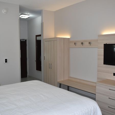 Holiday Inn Express Hotel & Suites Mcpherson By Ihg Zewnętrze zdjęcie