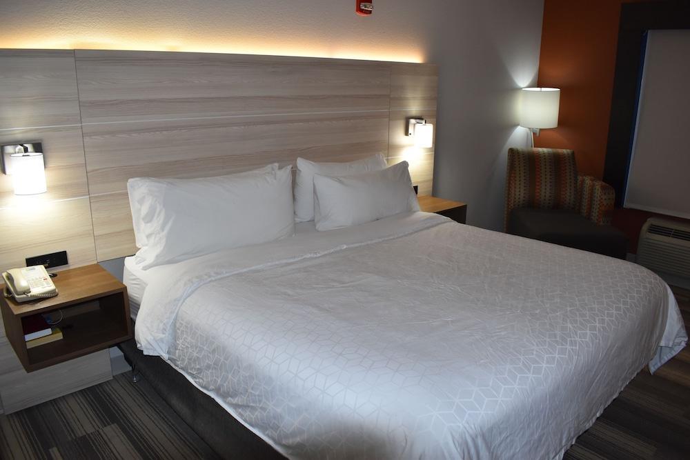 Holiday Inn Express Hotel & Suites Mcpherson By Ihg Zewnętrze zdjęcie