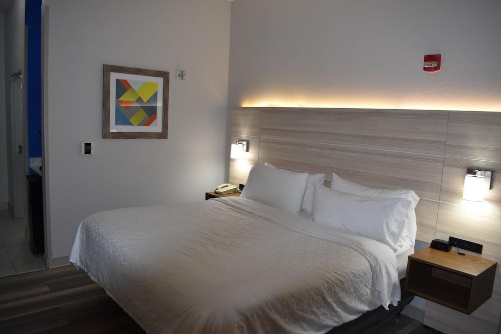 Holiday Inn Express Hotel & Suites Mcpherson By Ihg Zewnętrze zdjęcie