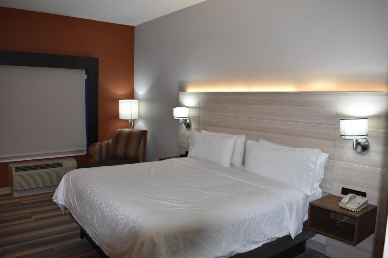 Holiday Inn Express Hotel & Suites Mcpherson By Ihg Zewnętrze zdjęcie