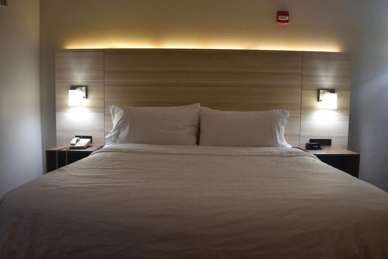 Holiday Inn Express Hotel & Suites Mcpherson By Ihg Zewnętrze zdjęcie