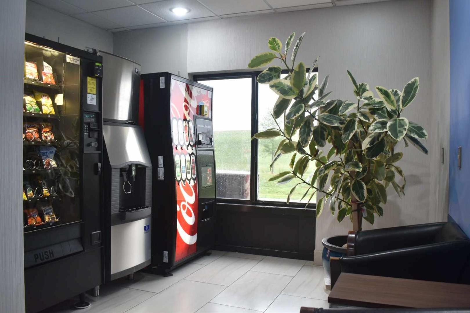 Holiday Inn Express Hotel & Suites Mcpherson By Ihg Zewnętrze zdjęcie