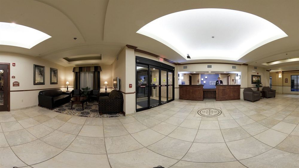 Holiday Inn Express Hotel & Suites Mcpherson By Ihg Zewnętrze zdjęcie