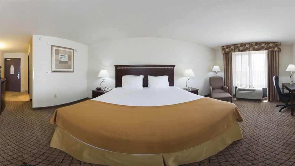 Holiday Inn Express Hotel & Suites Mcpherson By Ihg Zewnętrze zdjęcie