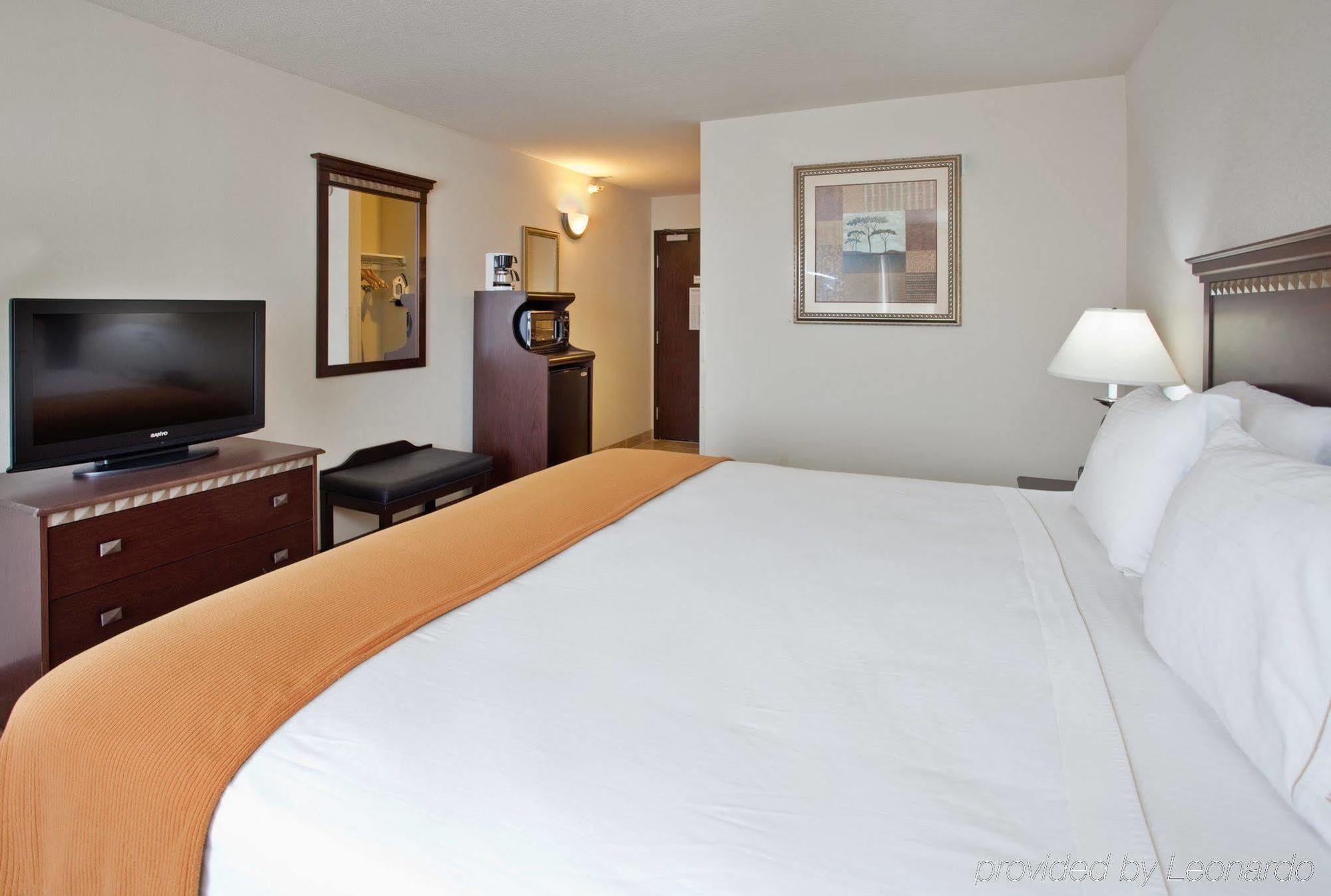 Holiday Inn Express Hotel & Suites Mcpherson By Ihg Zewnętrze zdjęcie