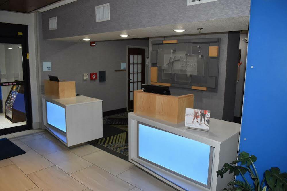 Holiday Inn Express Hotel & Suites Mcpherson By Ihg Zewnętrze zdjęcie