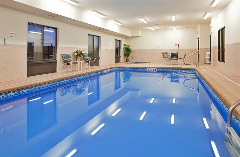 Holiday Inn Express Hotel & Suites Mcpherson By Ihg Zewnętrze zdjęcie
