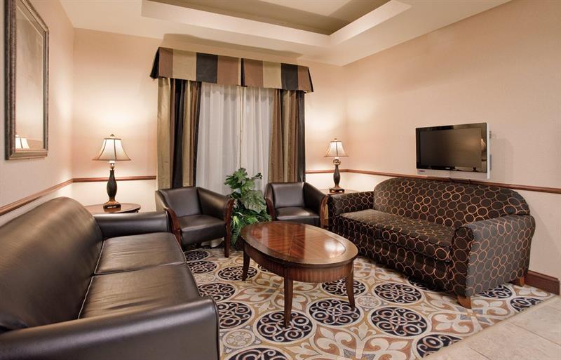 Holiday Inn Express Hotel & Suites Mcpherson By Ihg Zewnętrze zdjęcie
